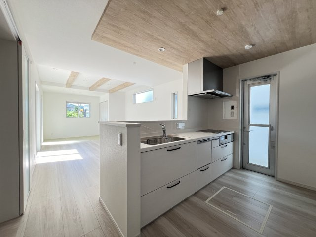 桜井市安倍木材団地1丁目全3区画のキッチン|木目柄の下がり天井がポイント　家族との会話も弾みますね