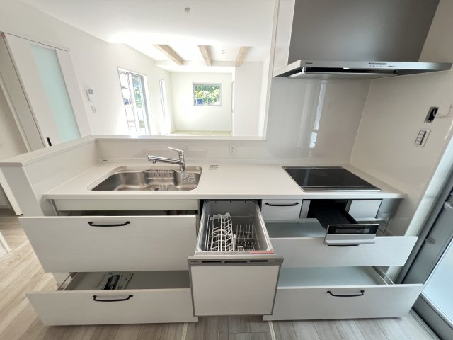 桜井市安倍木材団地1丁目全3区画のキッチン|ホワイトを基調としたシステムキッチン　収納もたっぷりです