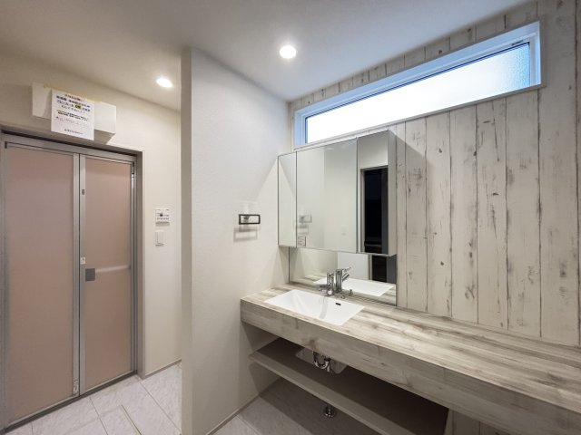 磯城郡田原本町八尾１棟の洗面所|洗面の高窓により採光を確保することができ明るいです。鏡うらが収納になった3面鏡付き洗面化粧台