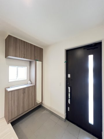 磯城郡田原本町八尾１棟の玄関|広い玄関と大容量収納できるシューズボックス