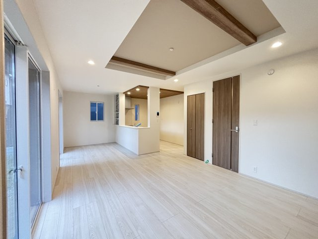 磯城郡田原本町八尾１棟の居間・リビング|天井に見せ梁があって木の温もりを感じる空間です！