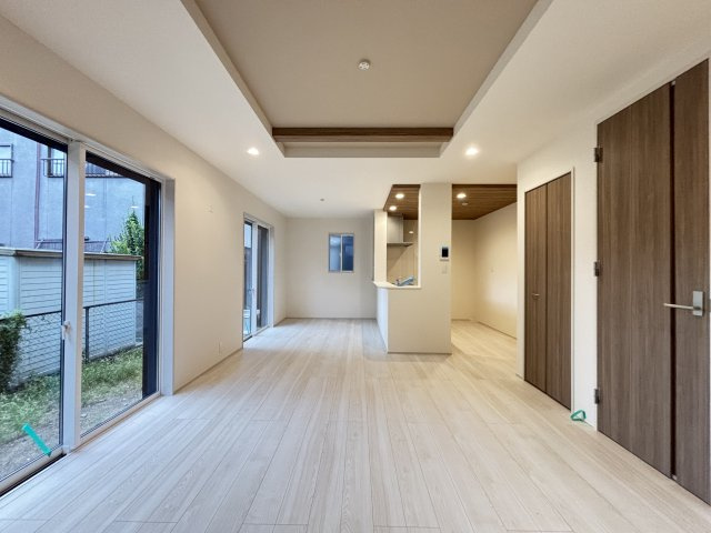 磯城郡田原本町八尾１棟の居間・リビング|ＬＤＫ18帖　明るく開放的な空間です♪