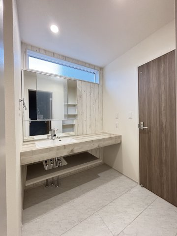 磯城郡田原本町八尾１棟の洗面所|フラットな広いカウンターは全体的にスッキリ見えて、おしゃれです