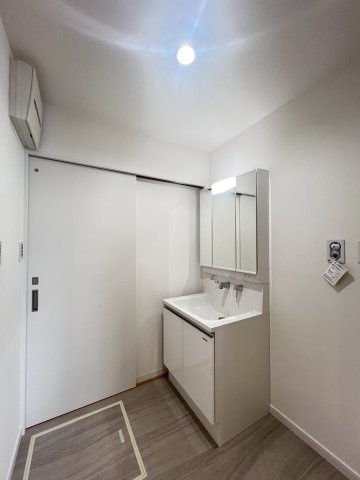 グリーンステージ　浮孔Ⅲの独立洗面台|鏡うらが収納になった3面鏡付き洗面化粧台