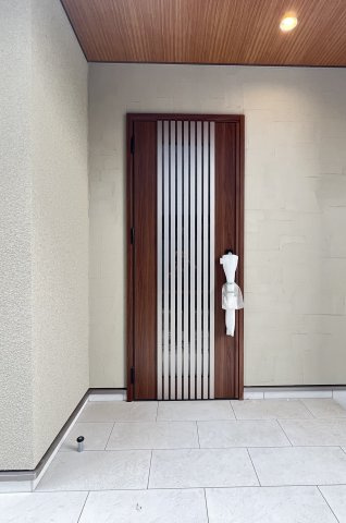 グリーンステージ　浮孔Ⅲの玄関|落ち着いた雰囲気の玄関ドア