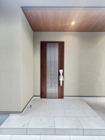 グリーンステージ　浮孔Ⅲの玄関|落ち着いた雰囲気の玄関ドア