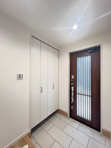 グリーンステージ　浮孔Ⅲの玄関|明るく開放的な内玄関