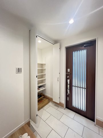 グリーンステージ　浮孔Ⅲの玄関|大容量のシューズボックス付き