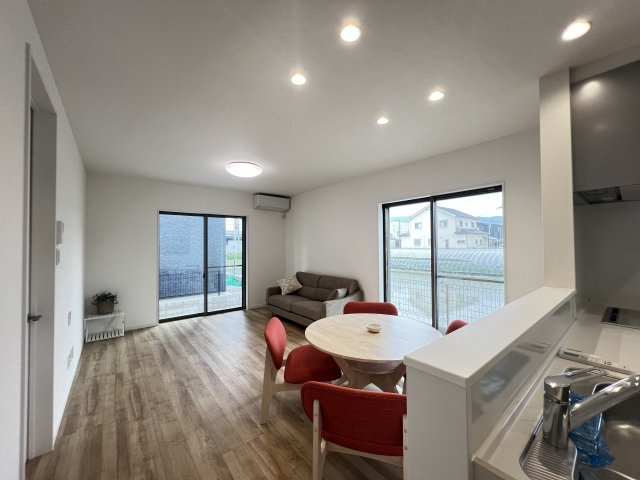 グリーンステージ　浮孔Ⅲの居間・リビング|ＬＤＫ16帖　明るく開放的な空間です♪