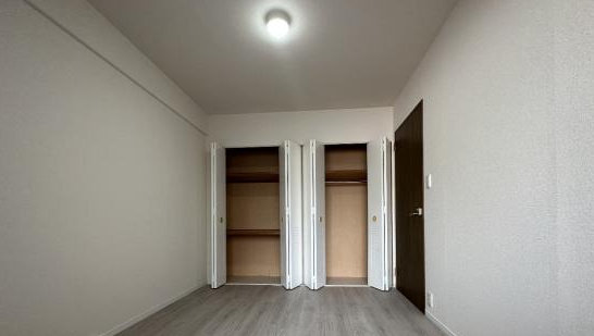 朝倉グリーンマンション　1991年3月築の内装|各部屋に収納もあるから、荷物の多いご家族も安心ですね♪