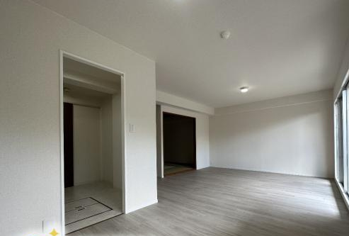 朝倉グリーンマンション　1991年3月築の内装|ダイニングテーブルやソファーも置けるゆとりの空間です♪