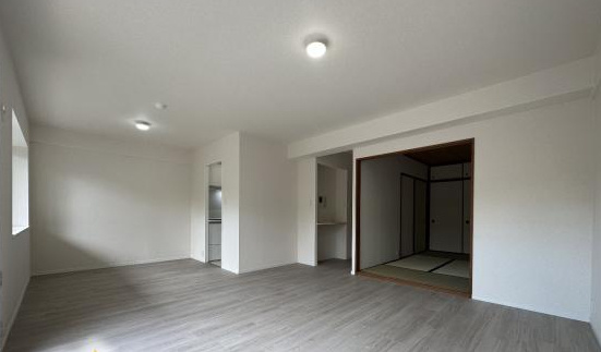 朝倉グリーンマンション　1991年3月築の居間・リビング|広々とした17.6帖のリビングで、快適な暮らしを実現できます。また、日が差すためさらに明るく感じることができます♪