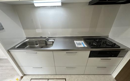 朝倉グリーンマンション　1991年3月築のキッチン|３口のガスコンロです♪五徳をはずして掃除しやすい設計になっています♪