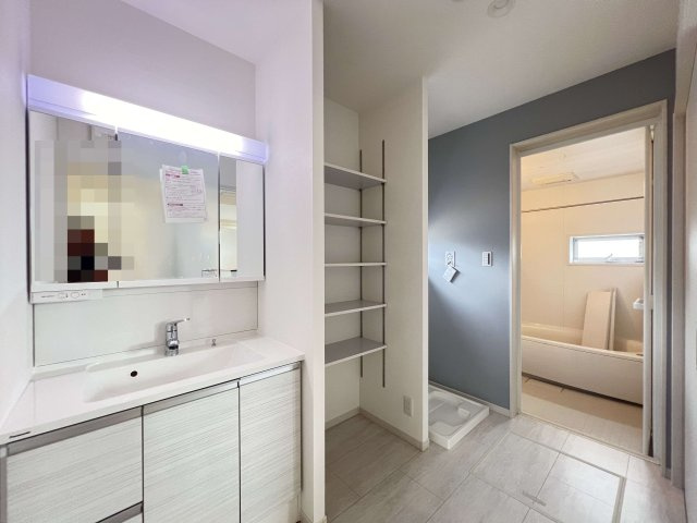 橿原市醍醐町431-3　の独立洗面台|3面鏡付き洗面化粧台　可動棚収納もあって使いやすいですね