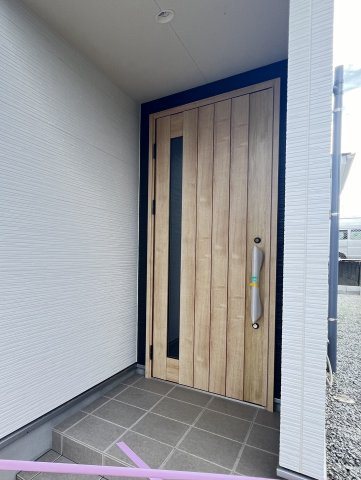 橿原市醍醐町の玄関|ナチュラルな雰囲気の玄関ドア