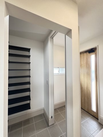 橿原市醍醐町431-3　の玄関|大容量のシューズクローク付き　