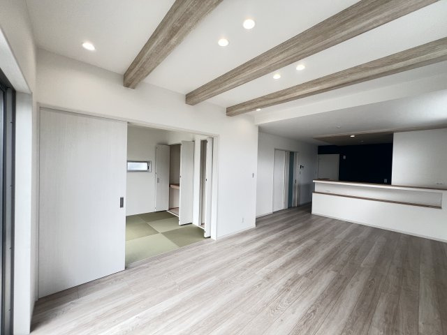 橿原市醍醐町の居間・リビング|LDK18帖　見せ梁とダウンライトがおしゃれな内装です♪