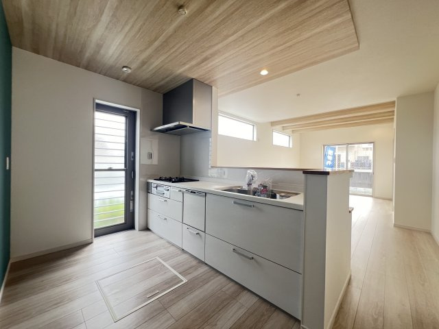 橿原市醍醐町431-3　のキッチン|木目調の下がり天井がおしゃれなキッチン　お料理が楽しくなりそうです