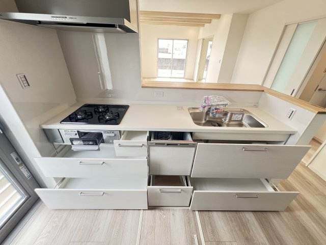 橿原市醍醐町431-3　のキッチン|引き出し収納でお片付けラクラク♪