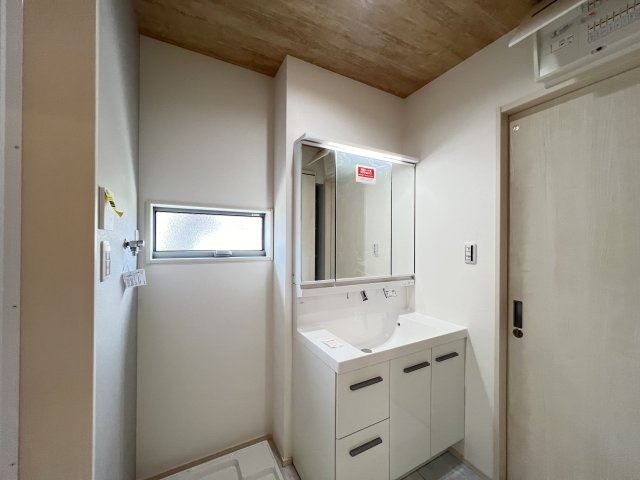 北葛城郡広陵町大字笠4区画の洗面所|鏡うらが収納になった3面鏡付き洗面化粧台