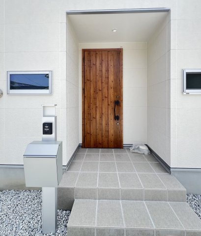 北葛城郡広陵町大字笠4区画の玄関|落ち着いた雰囲気の玄関ドア