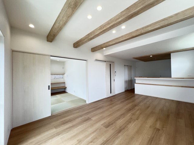 北葛城郡広陵町大字笠4区画の居間・リビング|ＬＤＫ18帖　明るく開放的な空間です♪