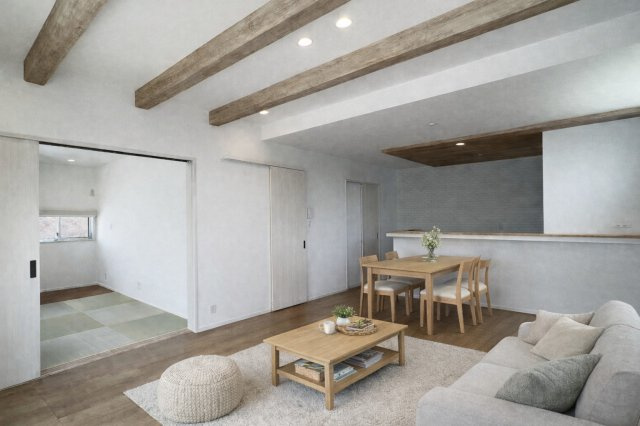 北葛城郡広陵町大字笠4区画の居間・リビング|ＬＤＫ18帖　明るく開放的な空間です♪