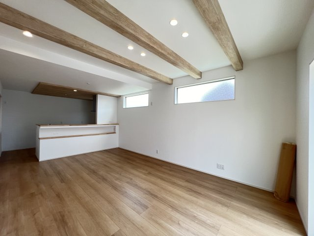 北葛城郡広陵町大字笠4区画の居間・リビング|ＬＤＫ18帖　明るく開放的な空間です♪