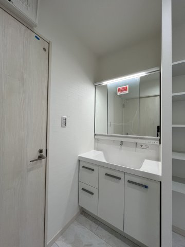 橿原市曲川町5丁目1期全2区画の独立洗面台|３面鏡の裏に収納があり、コスメなど収納できます！
