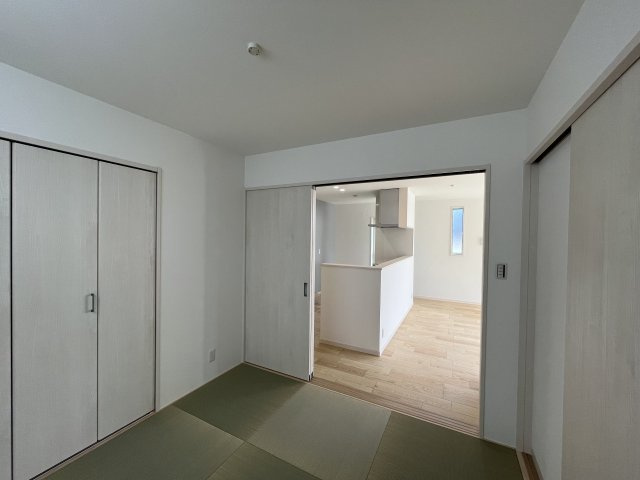 橿原市曲川町5丁目1期全2区画の和室|続き和室となっておりますので家事をしながらでも子供や赤ちゃんの様子を見れます♪