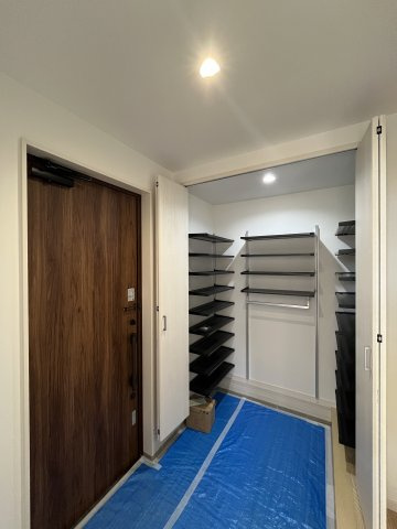橿原市曲川町5丁目1期全2区画の収納|玄関の土間収納です！靴だけでなくベビーカーやゴルフバックなども収納できますね♪