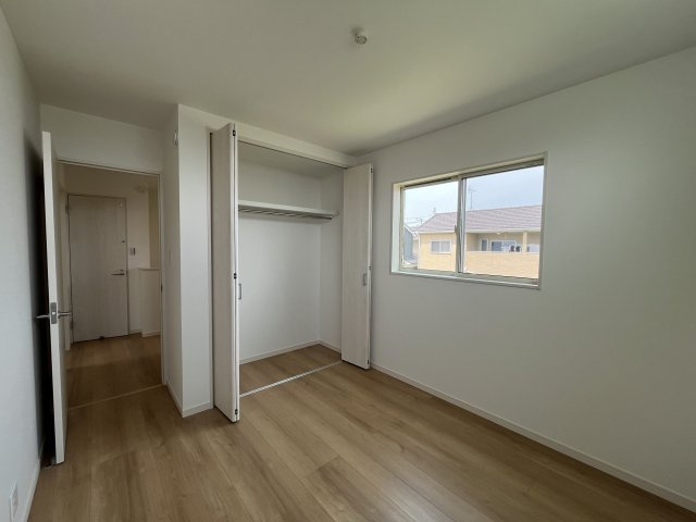 橿原市曲川町5丁目1期全2区画の子供部屋|クローゼットも備わっており、おもちゃなどを収納するには最適です♪
