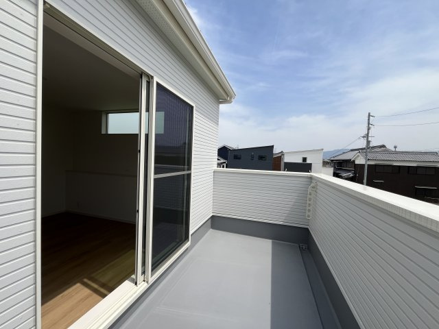 橿原市曲川町5丁目1期全2区画のバルコニー|寝室から出入りが可能です！