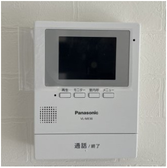 橿原市曲川町5丁目1期全2区画のセキュリティ|TVモニター付きインターホンは、事前に来訪者の確認ができ防犯面でも安心です
