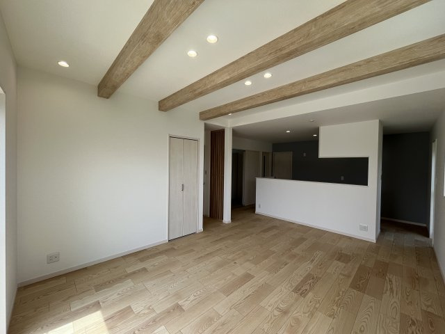 橿原市曲川町5丁目1期全2区画の居間・リビング|広々とした18.5帖のリビングで、快適な暮らしを実現できます。また、日が差すためさらに明るく感じることができます♪