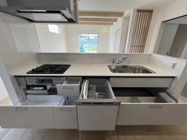 橿原市曲川町5丁目1期全2区画のキッチン|引き出しはスライド式になっていて使いやすく、たくさん収納することができますよ♪
