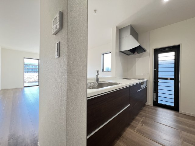 田原本町黒田3期全7棟のキッチン|会話が弾む対面式システムキッチン