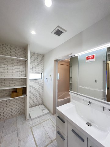 北葛城郡広陵町大字笠4区画の洗面所|鏡うらが収納になった3面鏡付き洗面化粧台