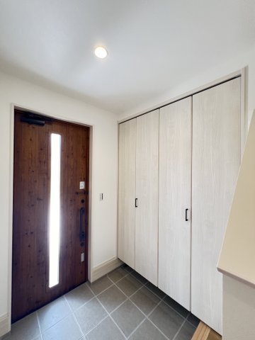 北葛城郡広陵町大字笠4区画の玄関|大容量のシューズボックス付き