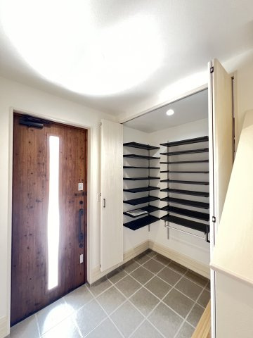 北葛城郡広陵町大字笠4区画の玄関|大容量のシューズボックス付き