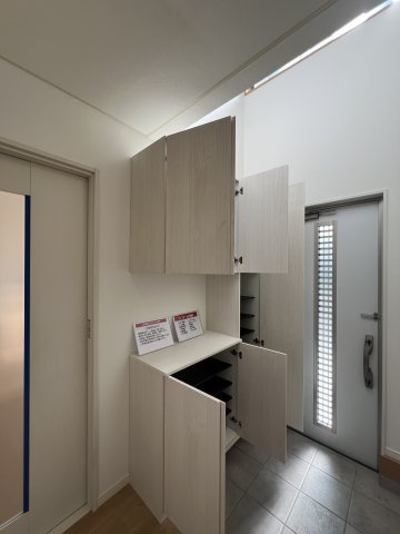 香芝市五位堂1丁目の玄関|玄関収納も充実しています。