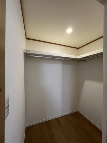 香芝市五位堂1丁目の寝室|ウォークインクローゼット内部