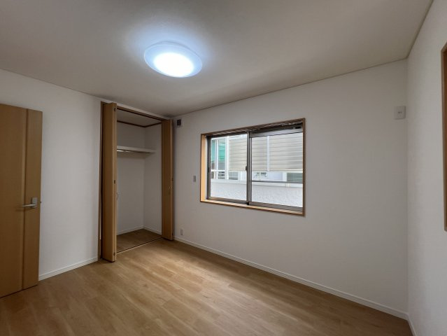 香芝市五位堂1丁目の洋室|各居室収納完備♪