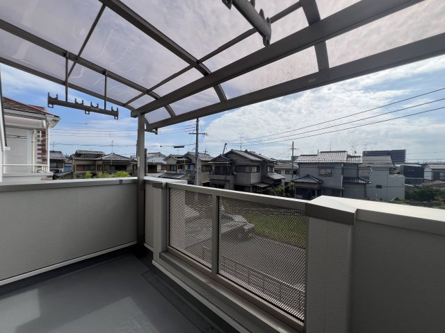 香芝市五位堂1丁目のバルコニー|屋根付きで急な雨でも安心です♪