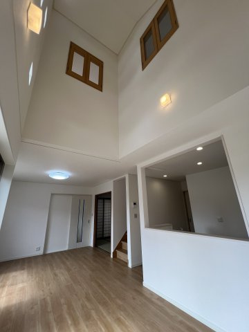 香芝市五位堂1丁目の居間・リビング|リビングダイニング上部は吹き抜けで開放感のある空間で家族団らんできますよ♪