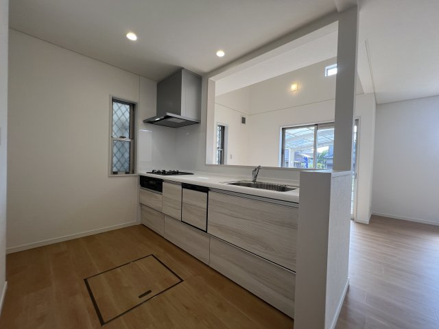 香芝市五位堂1丁目のキッチン|対面式の明るいキッチンです。