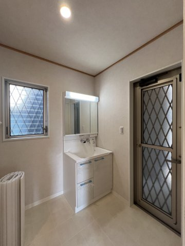 香芝市五位堂1丁目の独立洗面台|勝手口付きの洗面脱衣所です。