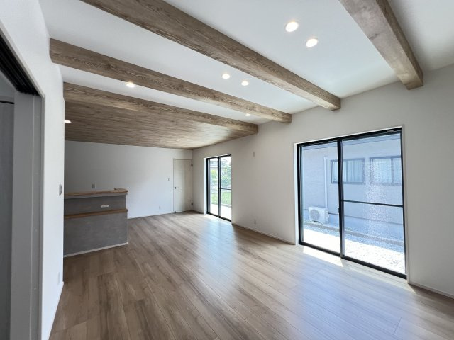 北葛城郡広陵町大字笠4区画の居間・リビング|ＬＤＫ20帖　明るく開放的な空間です♪