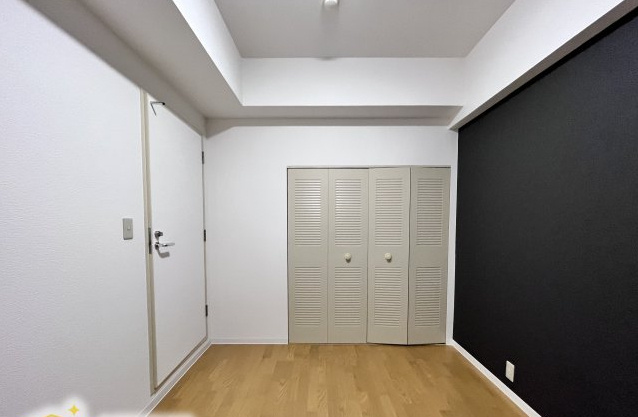 コスモ橿原神宮前　1988年4月築の洋室|クローゼットも備わっており、衣類収納には困りません。