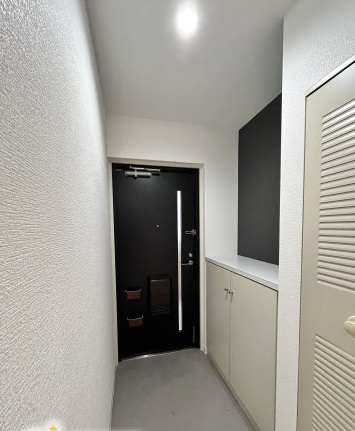 コスモ橿原神宮前　1988年4月築の玄関|コンパクトなシューズボックスです。小物を置いたりお花を飾るスペースもあり、いつも気持ちよくお客様をお迎えできますね♪